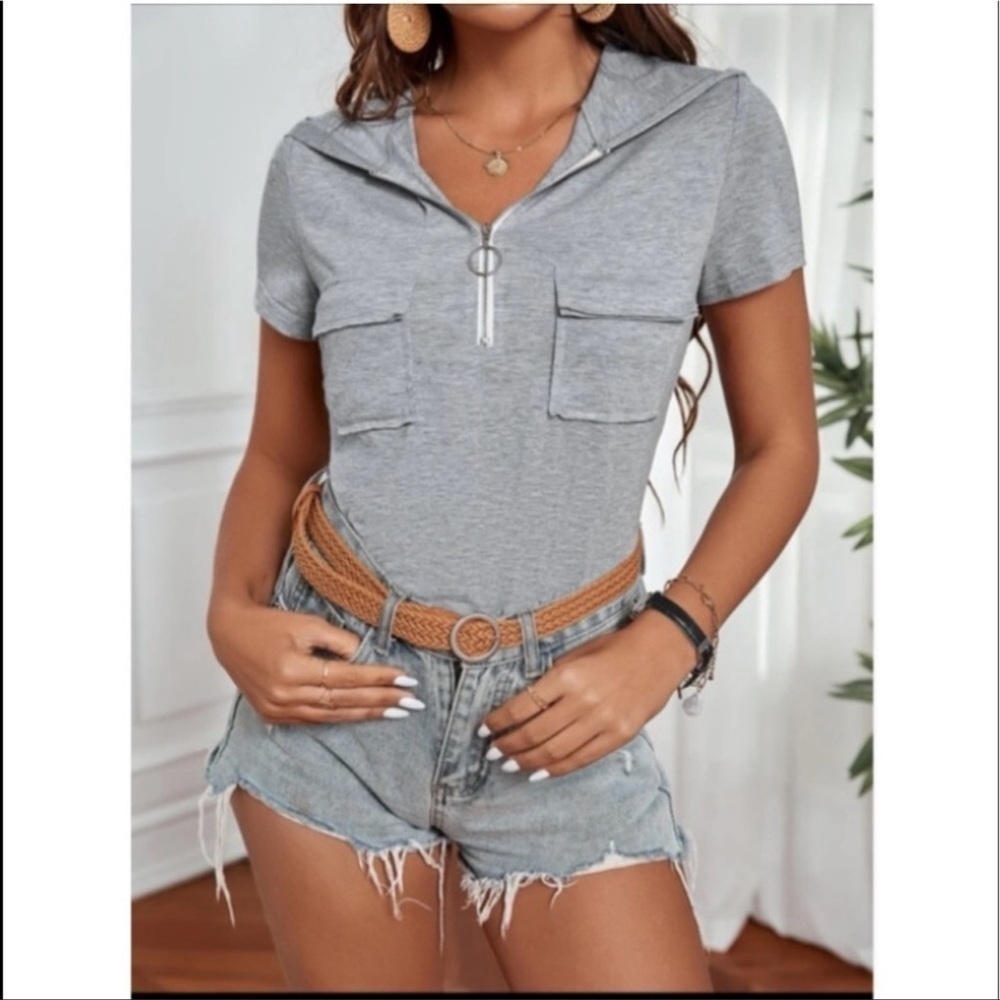 𝅺NWT  Casual light grey hooded top with flap pockets